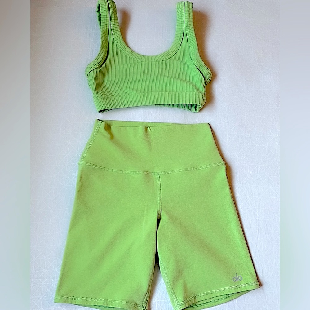 Alo Yoga 7” high waist airbrush biker shorts & wellness ribbed sports bra